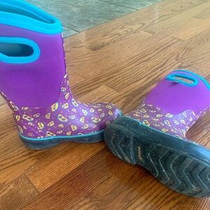 Good to excellent used condition. Not much wear on soles